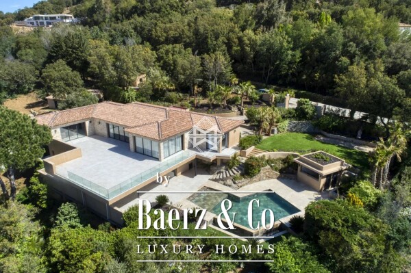 photo 1 Villa with sea view in a gated domain