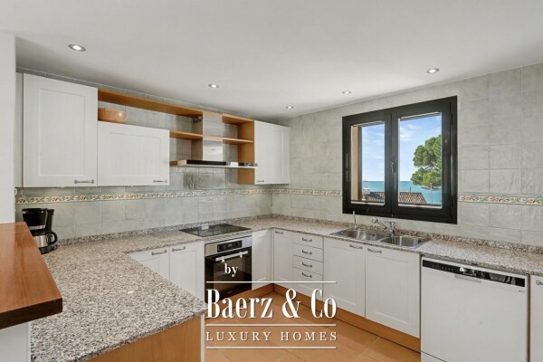 photo 8 Singular house with open sea views and private rooftop