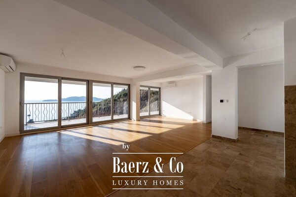 photo 1 Three Bedroom Aprtment in Przno With A Sea view